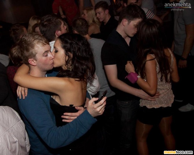 chica mandando un mensajito